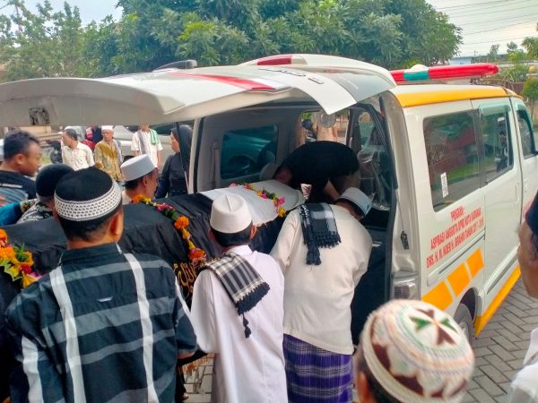 Prosesi Pemakaman almarhumah AKP Eny Rahmawati di Pemakaman Umum Karang Madain Mataram